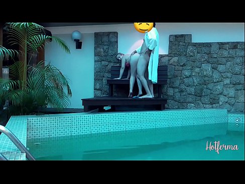 ❤️ Bòs envite sèvant nan pisin lan, men li pa t 'kapab reziste yon cho Videyo sèks nan ht.sitevox.top ️❤
