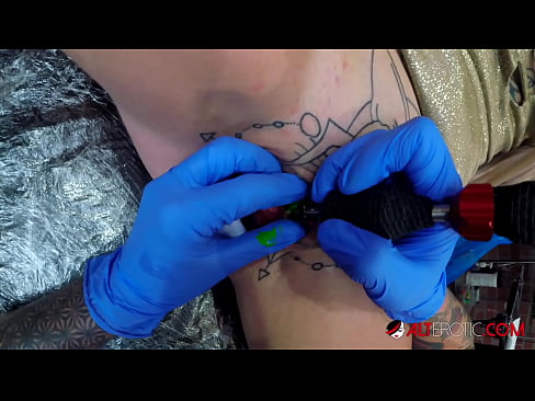 ❤️ Ekstrèmman tatoue hottie Sully Savage te fè yon tatoo sou klitoris li Videyo sèks nan ht.sitevox.top ️❤
